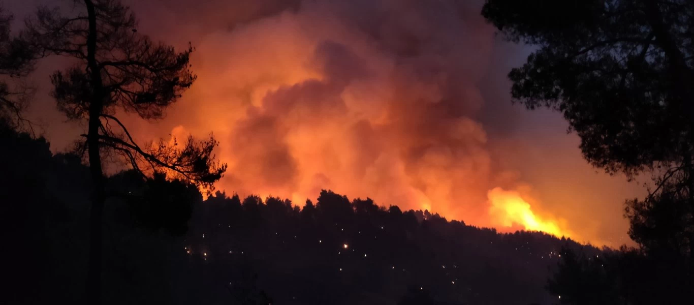 Πύρινη λαίλαπα στην Εύβοια: 200 πολίτες απομακρύνθηκαν με καΐκια από την Αγία Άννα - «Η φωτιά θα φτάσει στη Χαλκίδα»!